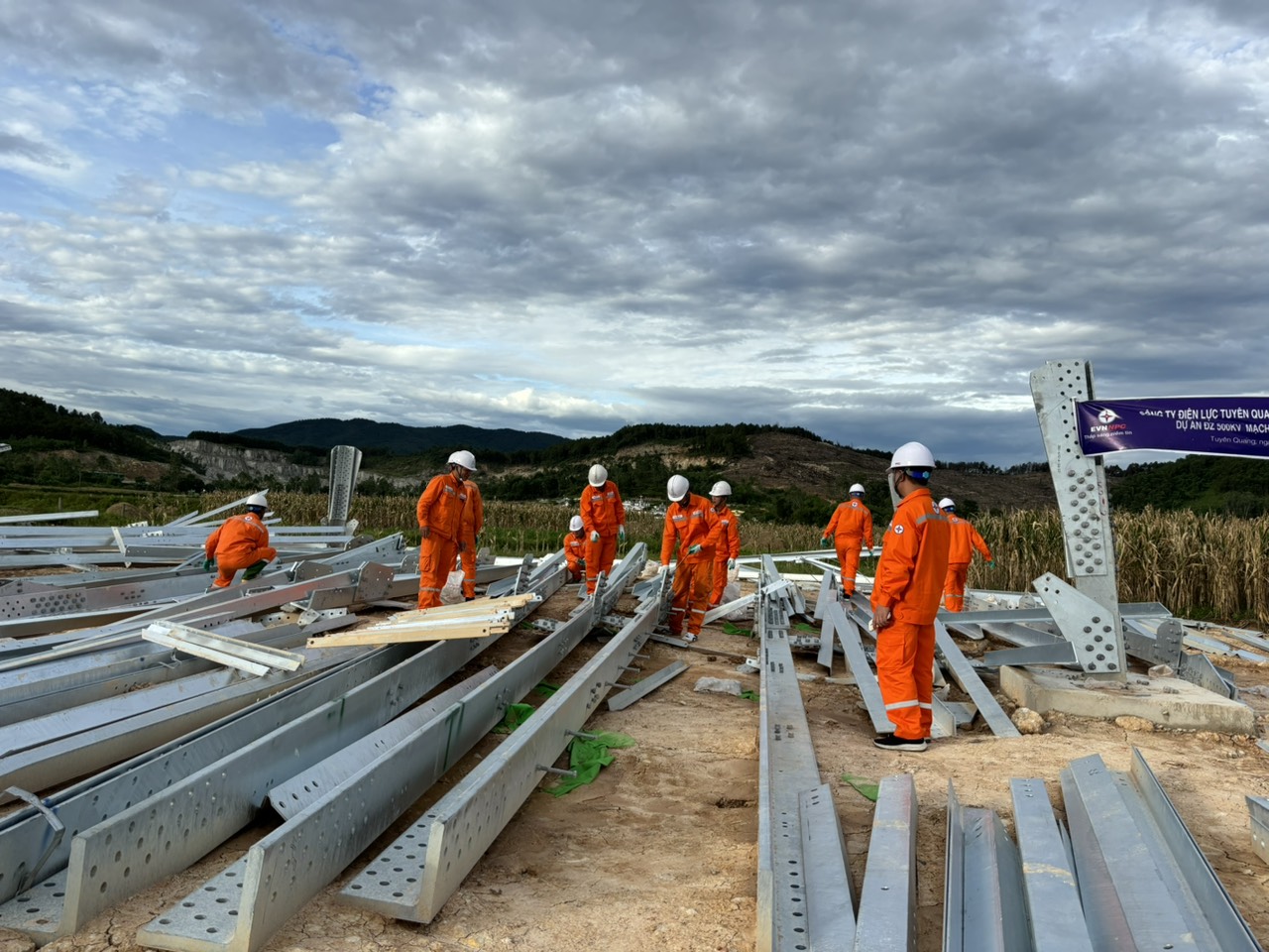 Dự án đường dây 500kV mạch 3 thi công xuyên tết tại vị trí 356 thuộc xã Nghi Kiều, huyện Nghi Lộc, tỉnh Nghệ An