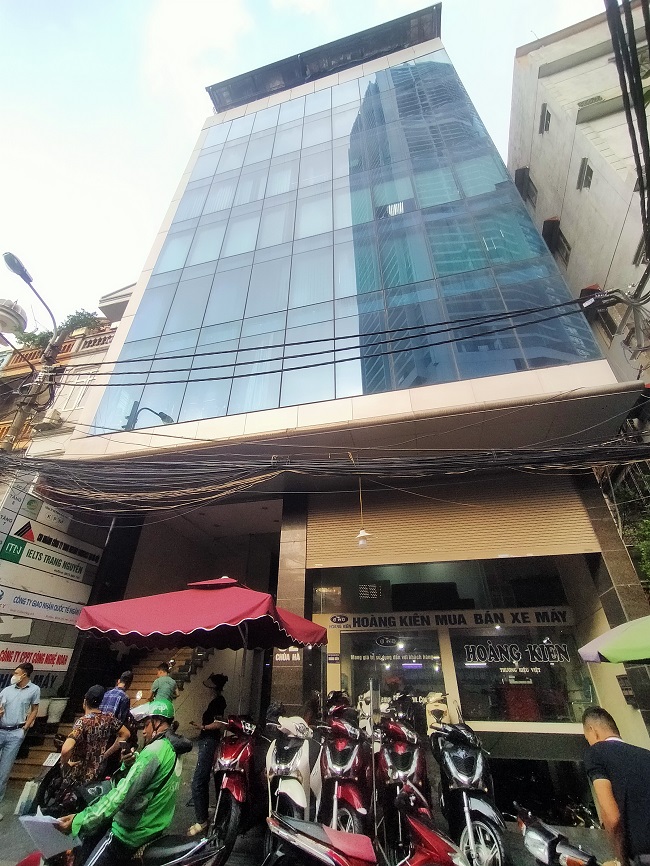 Tòa nhà Bách Anh, số 52 Chùa Hà, Quan Hoa; Các lỗi vi phạm: đưa công trình vào sử dụng, hoạt động khi chưa có giấy phép chứng nhận hoặc văn bản thẩm duyệt về PCCC; Đã có quyết định đình chỉ toàn bộ công trình theo Khoản 5 điều 38 với số tiền vi phạm hành chính là 90 triệu đồng nhưng công trình vẫn đang hoạt động.