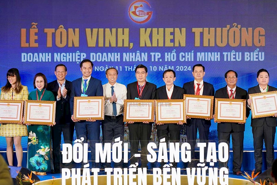 Đồng chí Phan Văn Mãi và đồng chí Huỳnh Thanh Nhân trao bằng khen tặng các doanh nghiệp tiêu biểu
