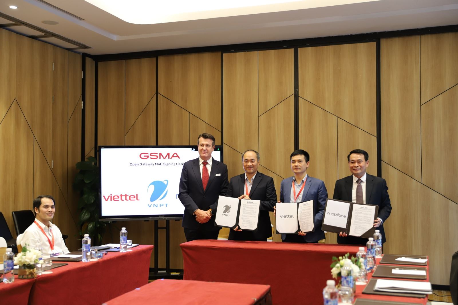  Lễ công bố ký kết giữa GSMA và nhà mạng Việt Nam