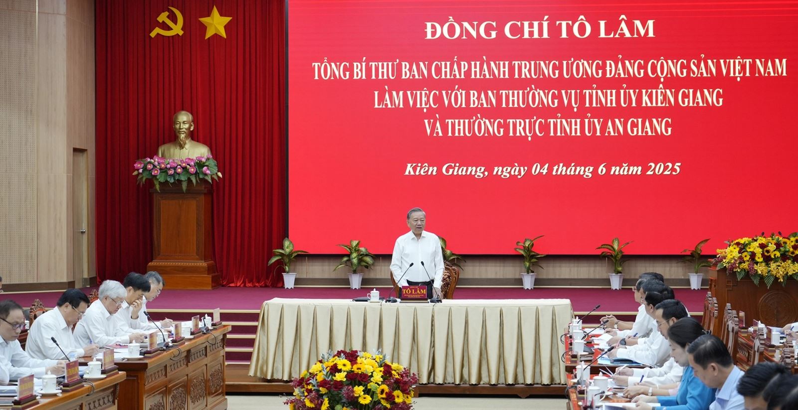 Tổng Bí thư nhấn mạnh, sự kết hợp giữa An Giang và Kiên Giang sẽ tạo nên một trục phát triển “núi - đồng bằng - biên giới - biển đảo,” tích hợp giữa kinh tế biên giới và kinh tế biển - Ảnh: VGP/LS