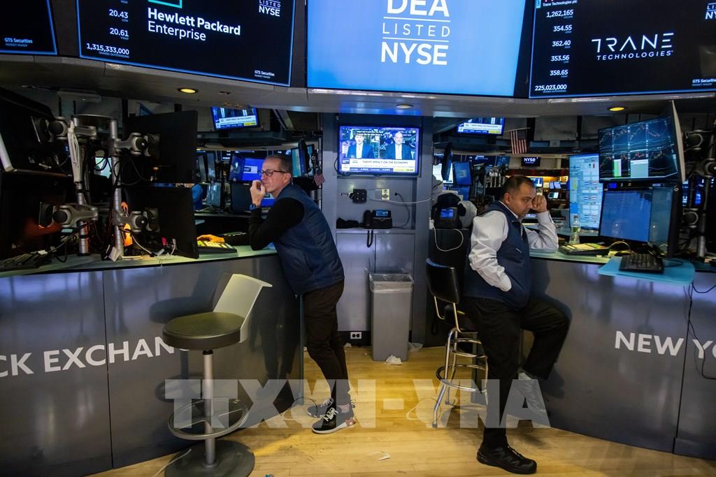 Giao dịch viên tại Sàn chứng khoán New York, Mỹ. Ảnh: THX/TTXVN Theo phóng 