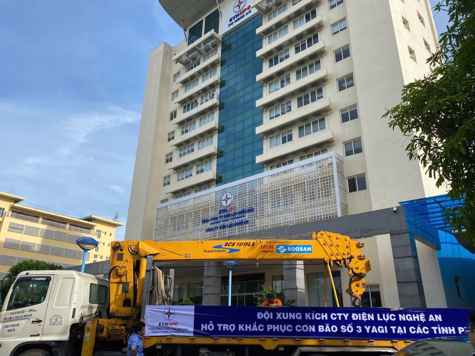 Đội xung kích Công ty Điện lực Nghệ An do ông Lê Quang Thanh - Phó Giám đốc Công ty làm trưởng đoàn đã có mặt tại Quảng Ninh.