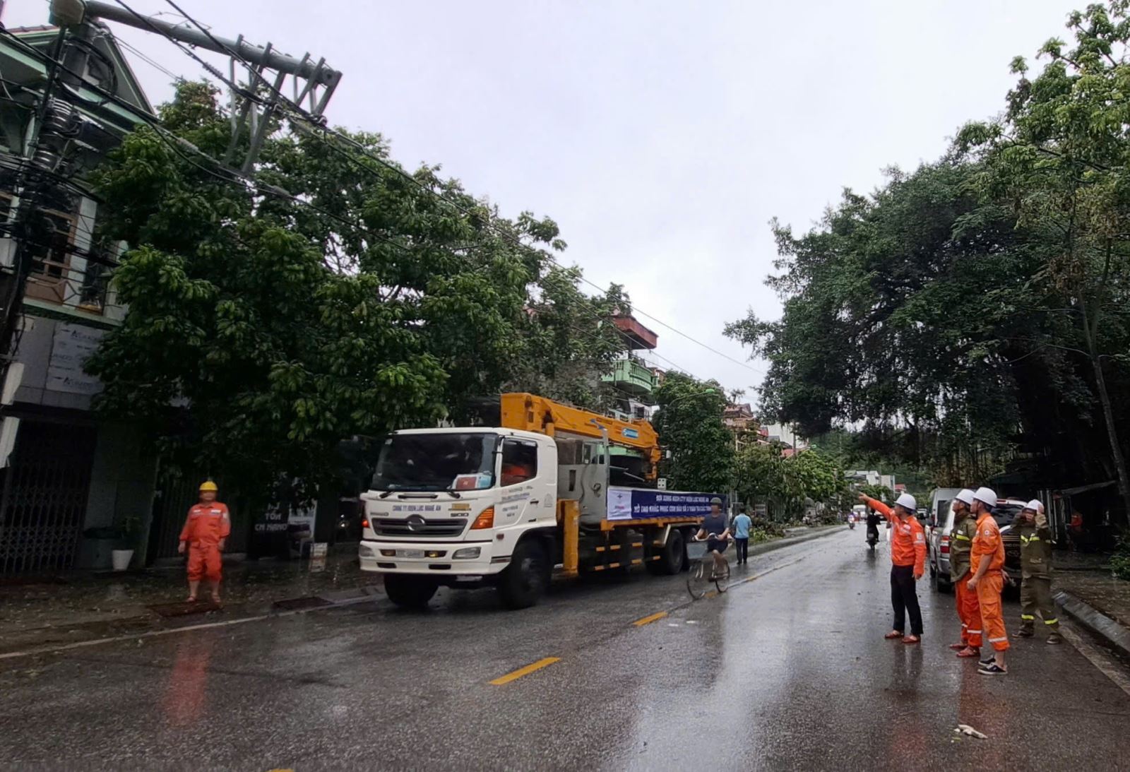Tại Quảng Ninh, Công ty Điện lực Nghệ An đã tiến hành sửa chữa nhiều đường dây điện bị đứt, kéo lại dây điện bị hạ..