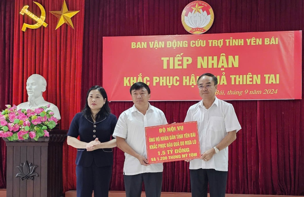 Thứ trưởng Vũ Chiến Thắng trao tặng quà ủng hộ Nhân dân tỉnh Yên Bái