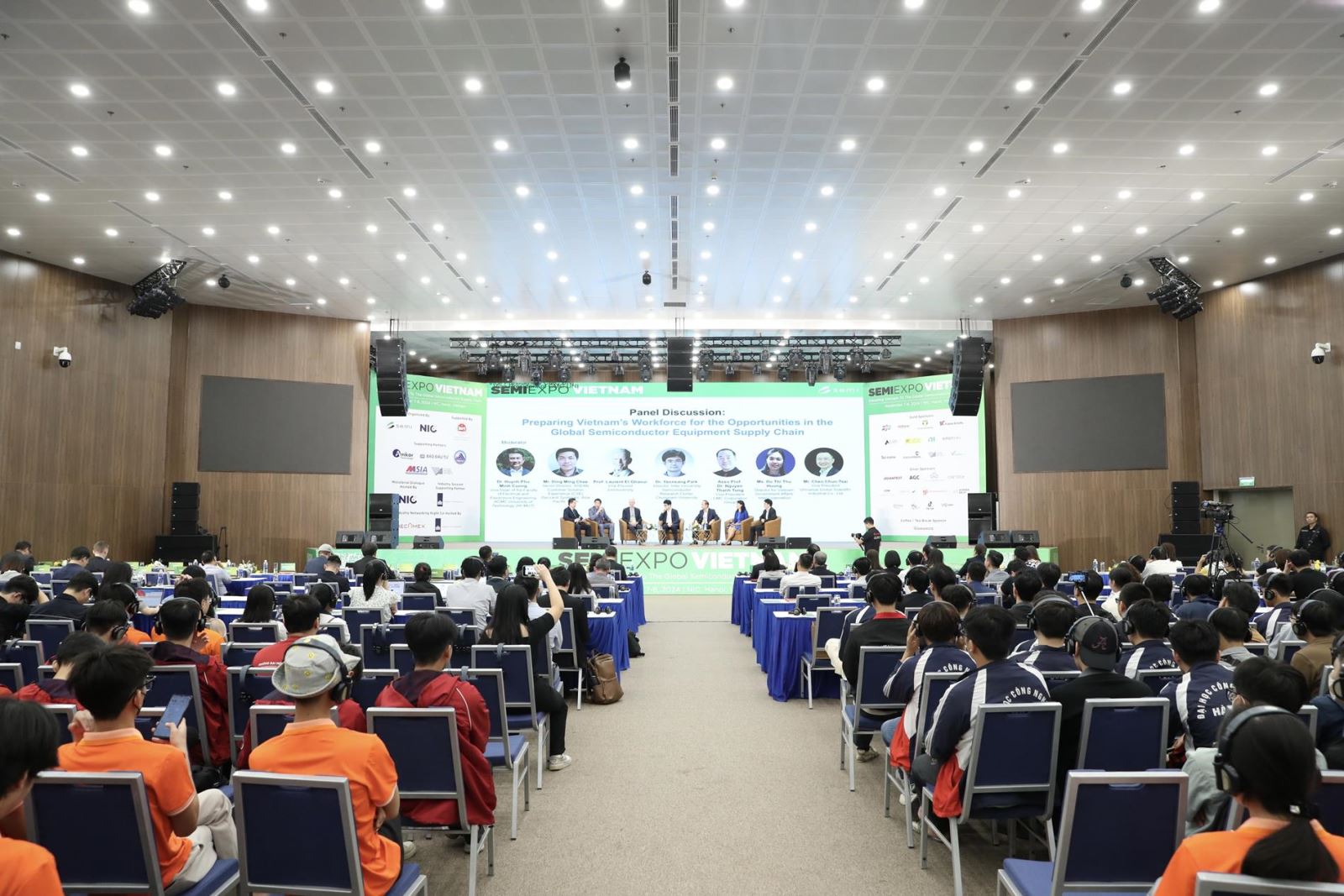 Diễn đàn “Hợp tác toàn cầu trong phát triển nguồn nhân lực cho ngành công nghiệp bán dẫn” diễn ra ngày 8/11