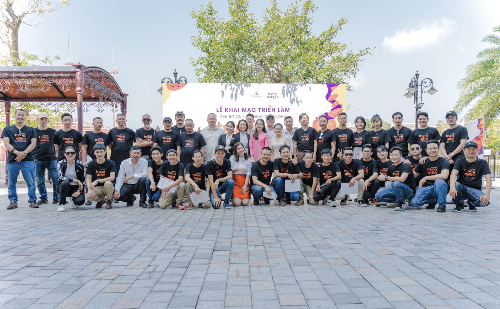 1.	Các nghệ sĩ tham gia triển lãm và Ban tổ chức triển lãm điêu khắc “Trung Điểm”