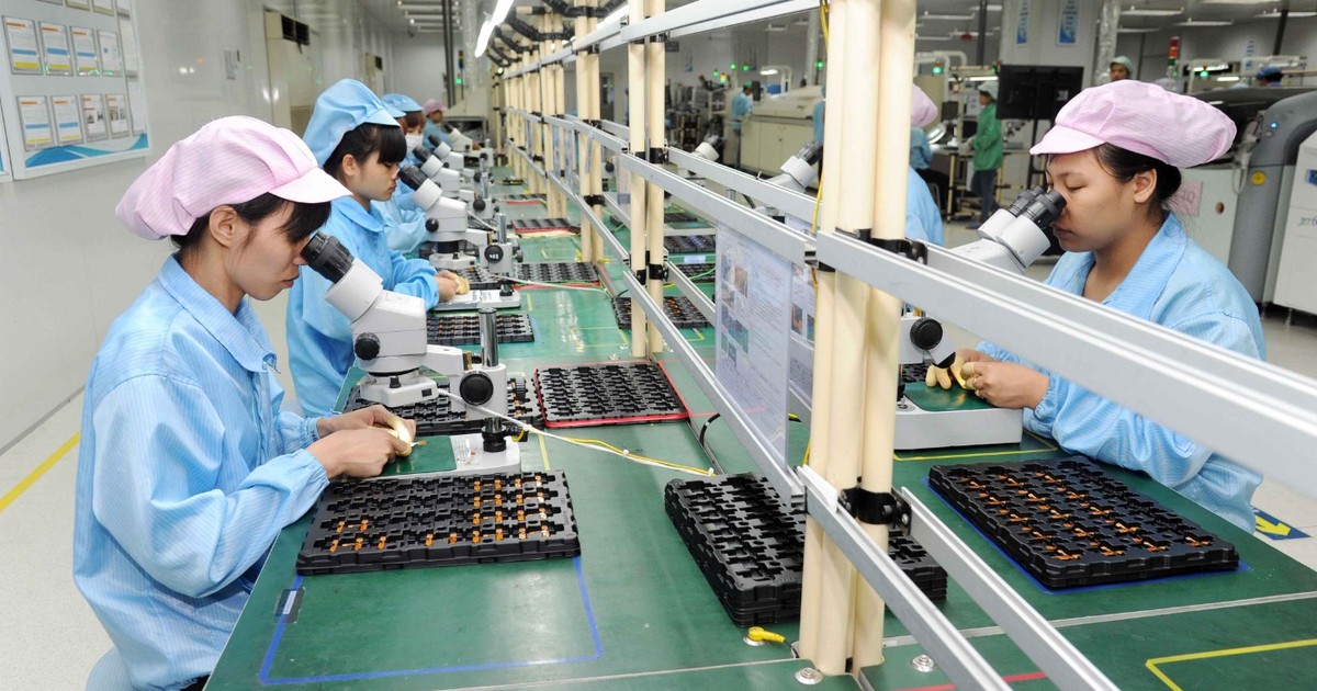 Lắp ráp bản mạch các sản phẩm điện tử ở Công ty TNHH STRONICS Việt Nam, Khu công nghiệp Đình Trám (Bắc Giang). (Ảnh ĐẶNG MINH)