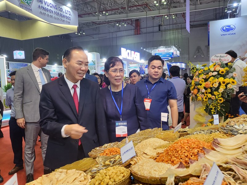 Thứ trưởng Bộ NN-PTNT Phùng Đức Tiến (trái) tham quan gian hàng tại Vietfish 2023 