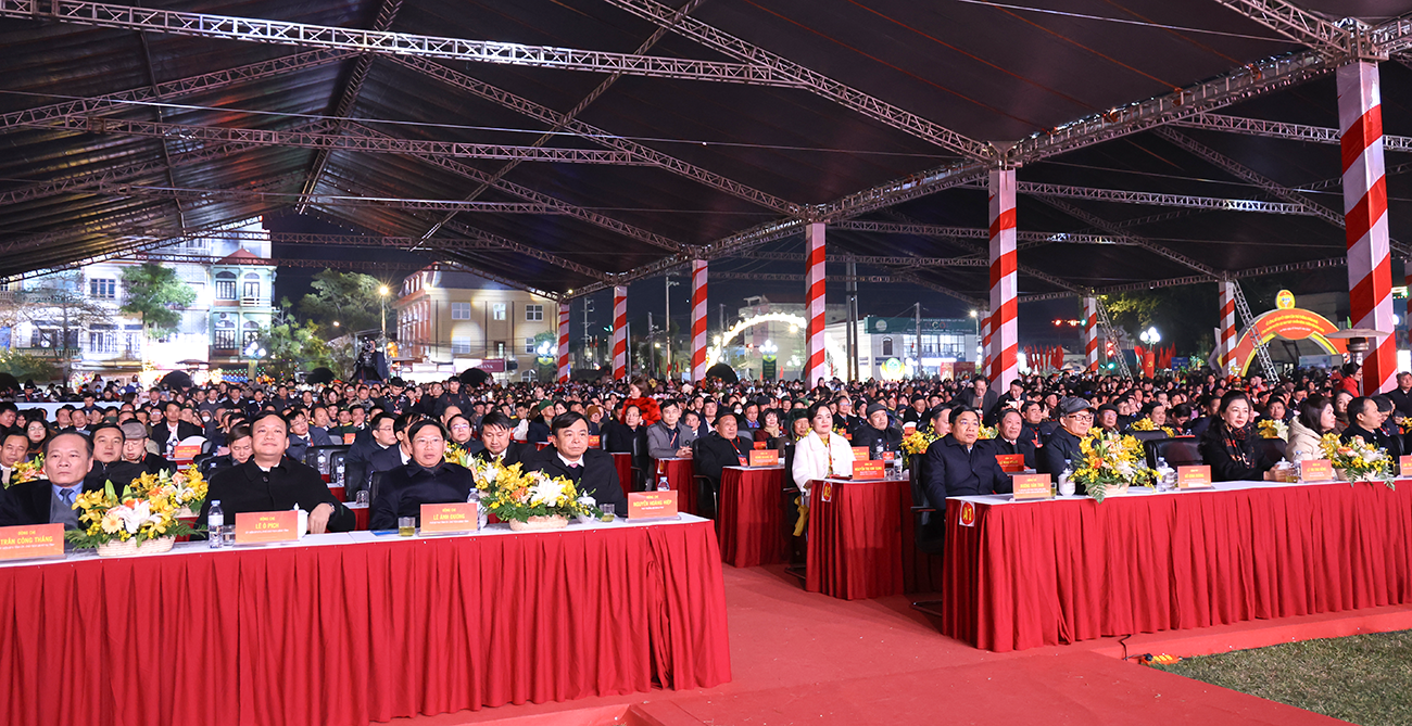 Các đại biểu, khách mời và đông đảo người dân tới dự Lễ công bố Lục Nam đạt chuẩn nông thôn mới.
