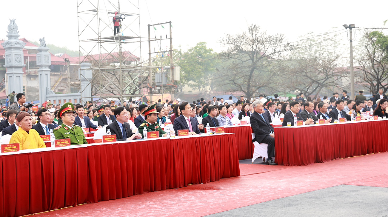 Các đại biểu dự khai mạc lễ hội.