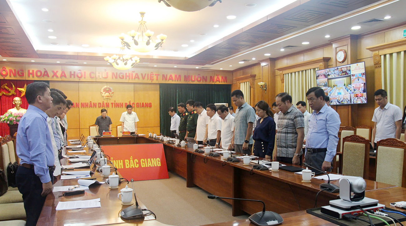 Các đại biểu dự tại điểm cầu tỉnh Bắc Giang dành một phút mặc niệm tưởng nhớ các nạn nhân bị thiệt mạng do bão lũ gây ra.