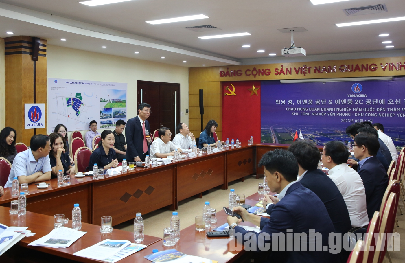 Quang cảnh buổi làm việc