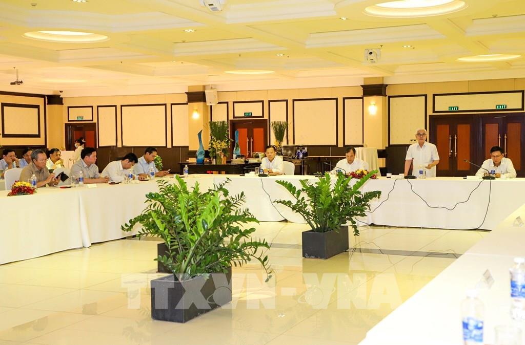 Đại diện các tỉnh, thành trao đổi, chia sẻ kinh nghiệm về tiềm năng và phát triển khu công nghiệp với tỉnh Bình Dương. Ảnh: Chí Tưởng - TTXVN