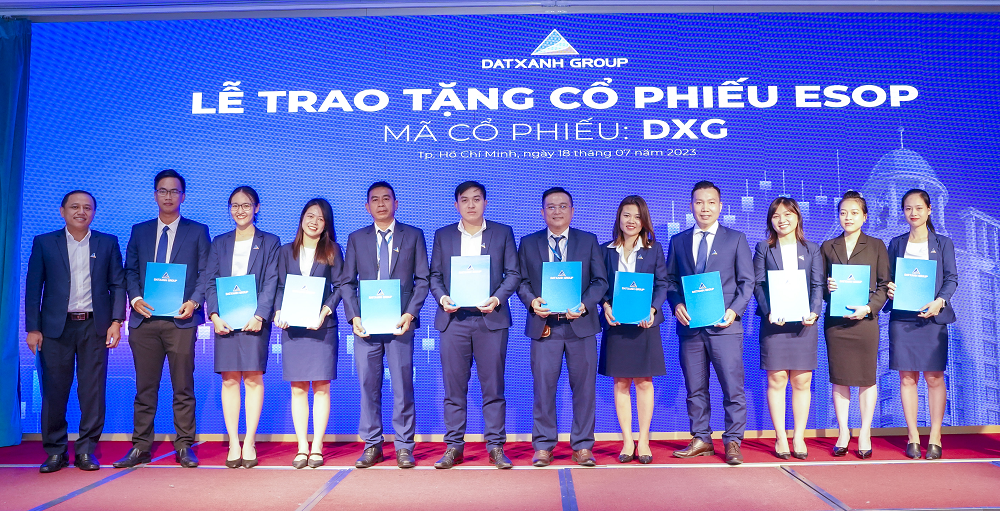 Tập đoàn Đất Xanh trao tặng cổ phiếu thưởng ESOP cho cán bộ nhân viên