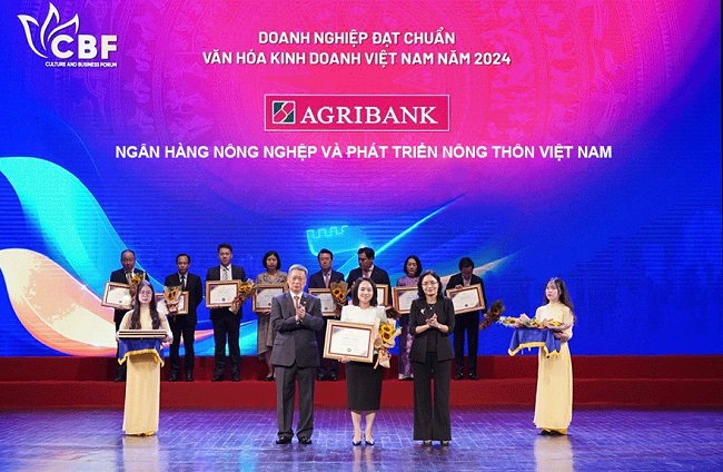 Đại diện Agribank nhận chứng nhận “Doanh nghiệp đạt chuẩn văn hóa kinh doanh Việt Nam” năm 2024 