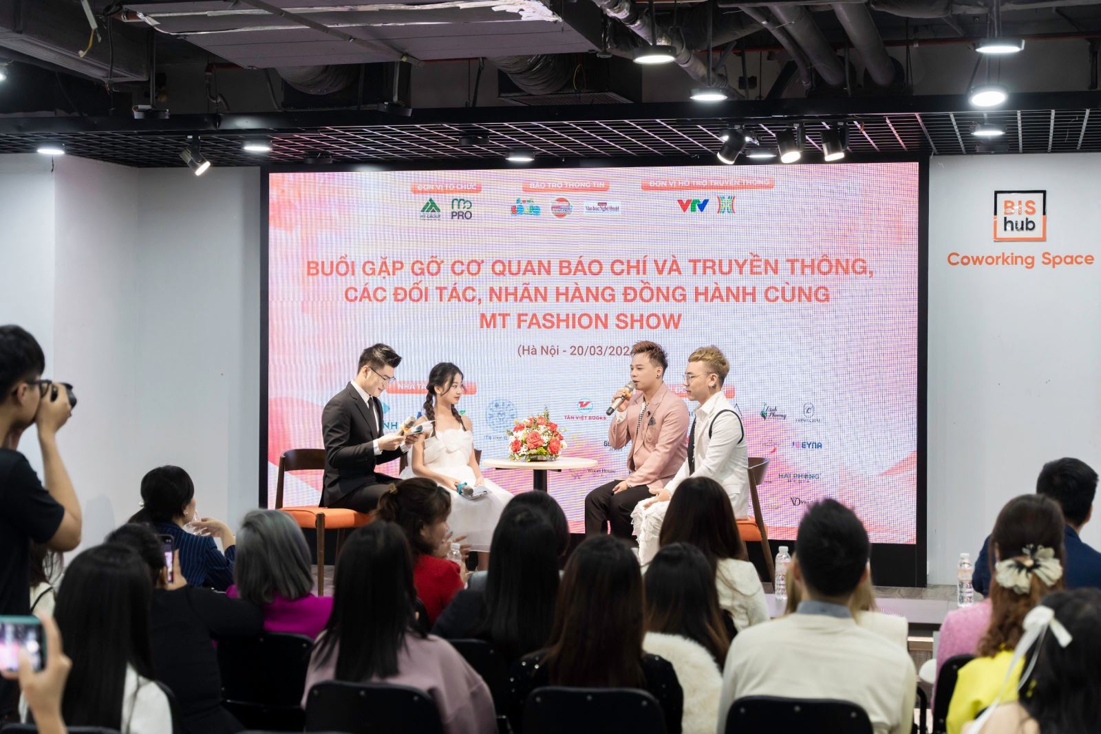 Quang cảnh buổi gặp gỡ báo chí