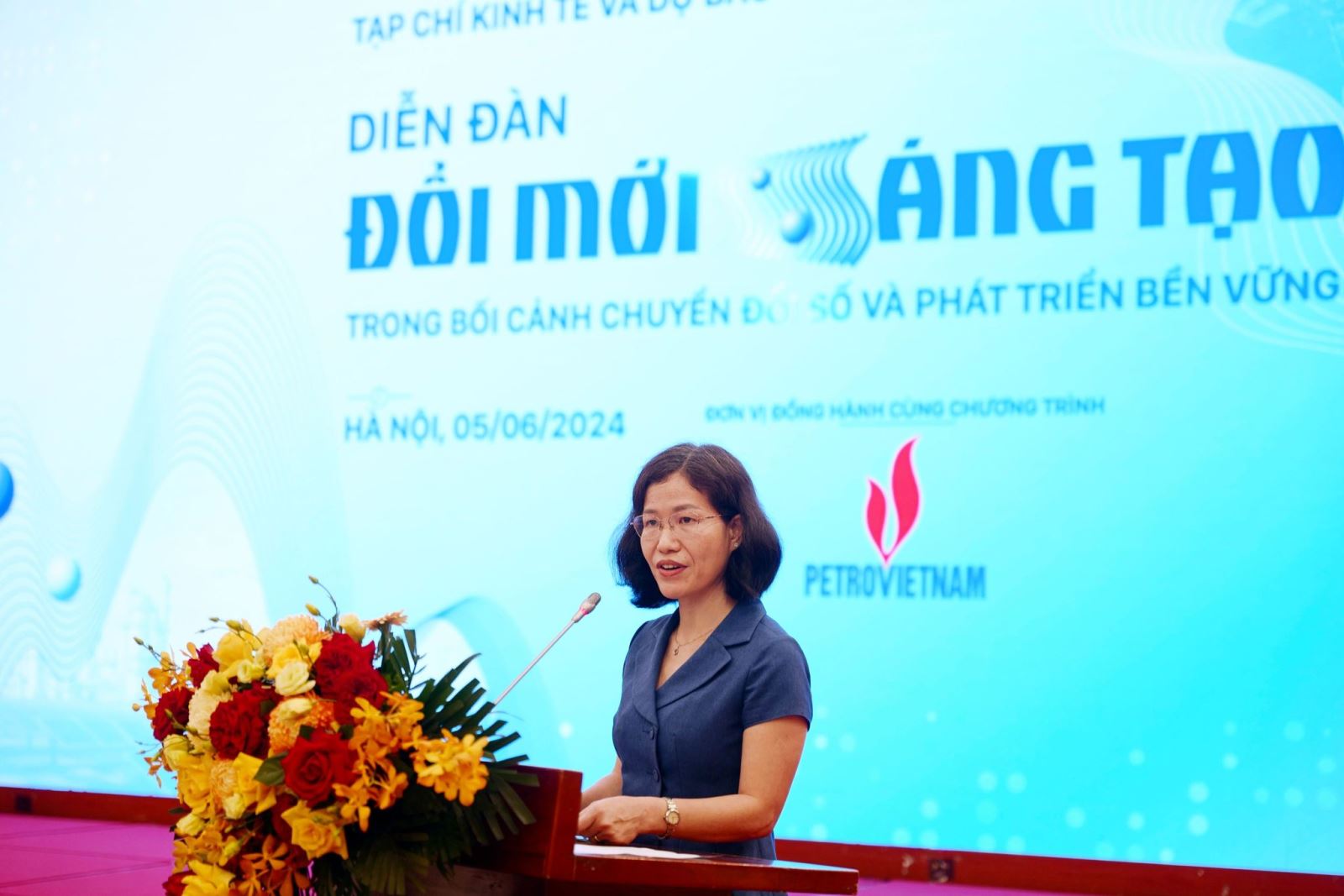 Bà Đỗ Thị Phương Lan Tổng Biên tập Tạp chí Kinh tế và Dự báo  phát biểu khai mạc diễn đàn.