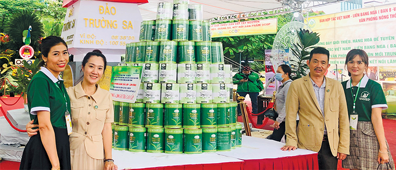 Doanh nhân Thân Văn Sửu (thứ 2 từ phải qua) cùng các thành viên Chi hội Sản vật Tây Nguyên tại chương trình xúc tiến thương mại. (ảnh nhân vật cung cấp)