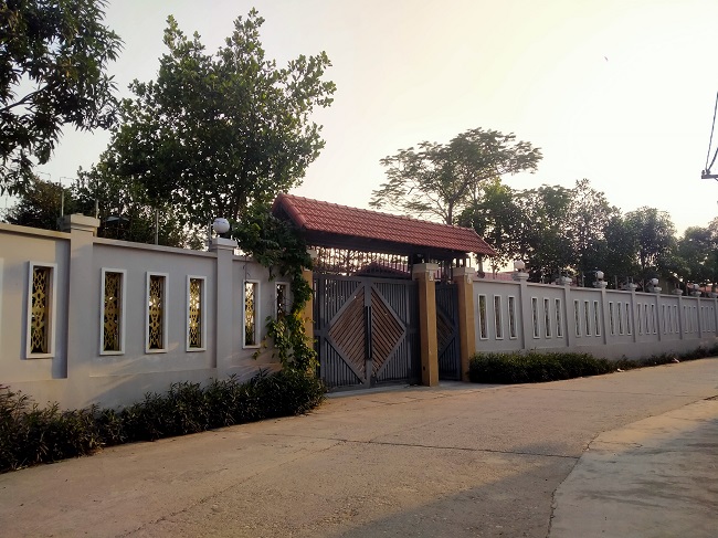 Tại cụm 13 xóm Tân Lập, thôn Vĩnh Ninh xuất hiện 1 khu giống như biệt thự nhà vườn rộng hơn 4 nghìn m2, bên ngoài, được xây tường bao kiên cố.