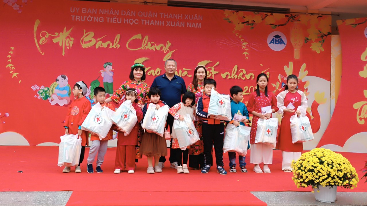 Nhà trường trao tặng những suất quà Tết, hỗ trợ các bạn học sinh có hoàn cảnh đặc biệt khó khăn