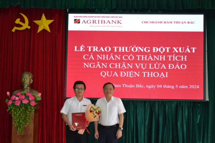 Giám đốc Ngân hàng Ngân hàng Agribank tỉnh Bình Thuận Nguyễn Hữu Câu trao thưởng cho cán bộ.