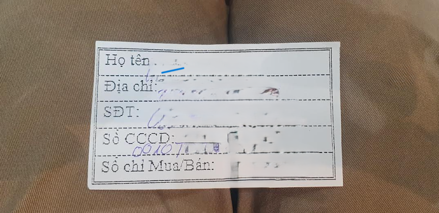 Muốn mua được vàng Bảo tTins Minh Châu thì ngoài việc xếp hàng còn phải được phát phiếu mới mua đươc vàng  