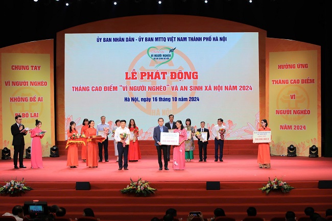 Ông Trần Quốc Toản-Giám đốc Khu đô thị quốc tế Ciputra Hanoi lên sân khấu trao ủng hộ Quỹ “Vì người nghèo” Ủy ban MTTQVN tp. Hà nội phát động năm 2024.