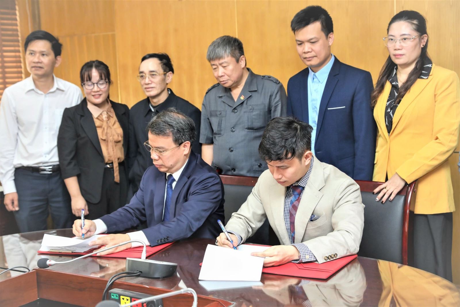 PGS.TS. Nguyễn Quốc Huy - Giám đốc Học viện Y - Dược học cổ truyền Việt Nam (bên trái) và Ths. Nguyễn Minh Hoàng - Phó Tổng Giám đốc Dược phẩm Tâm Bình ký bản ghi nhớ hợp tác toàn diện