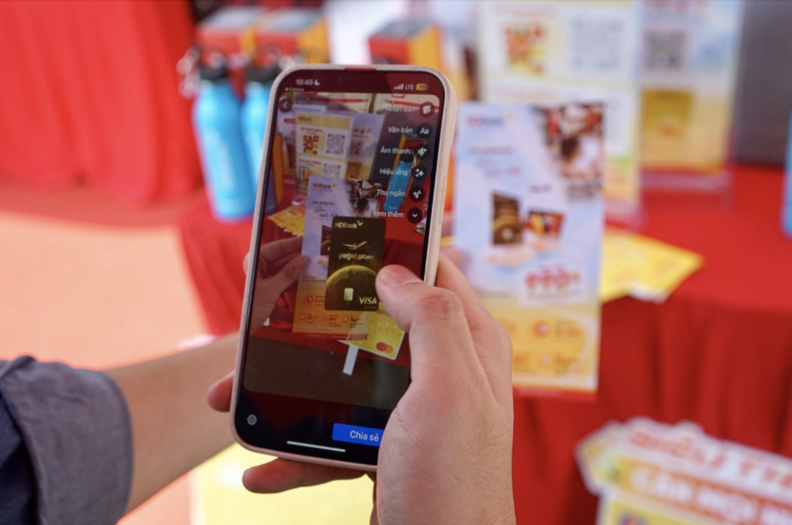 Trải nghiệm thẻ HDBank với công nghệ thị giác AR