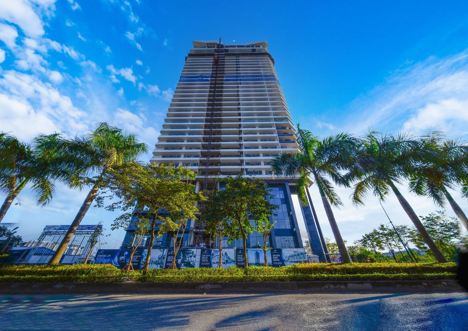 Sunshine Golden River hiện đã cất nóc, đang khẩn trương hoàn thiện các hạng mục cuối cùng với sự chăm chút kỹ lưỡng, tỉ mỉ của đơn vị phát triển Sunshine Homes, tổng thầu thi công SCG, dự kiến bàn giao Quý I/2023.