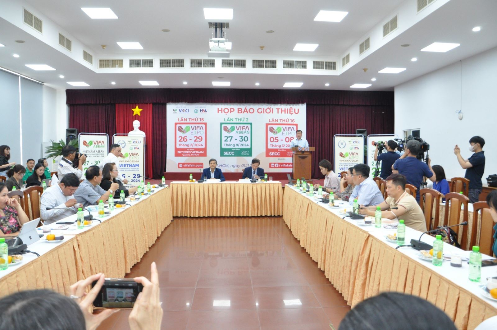 Toàn cảnh buổi họp báo.