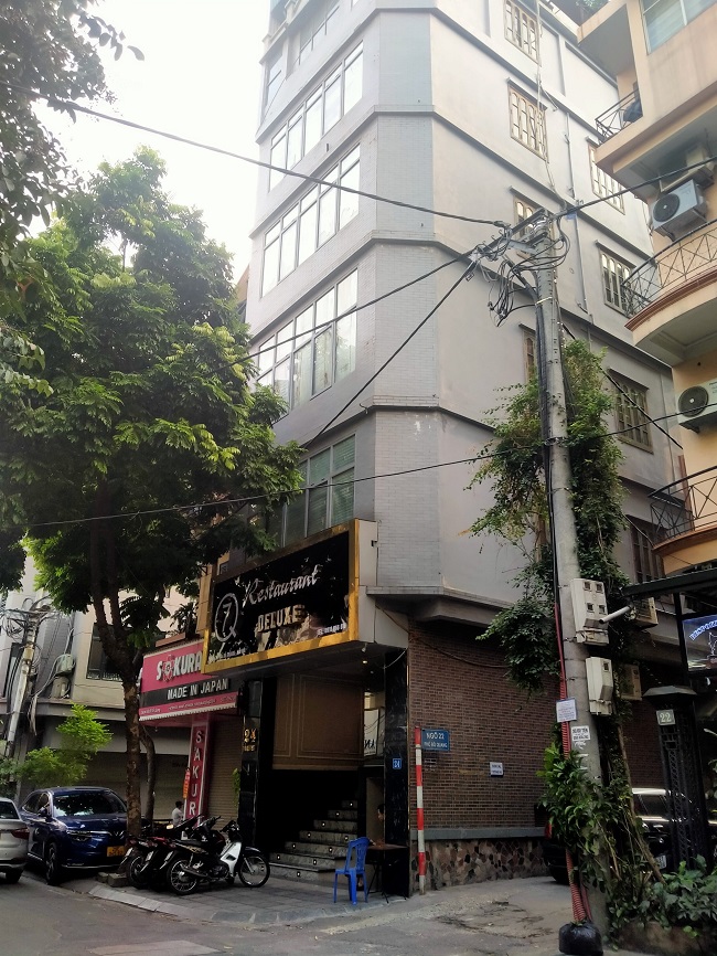 Karaoke Deluxe, địa chỉ 24 Đỗ Quang, phường Trung Hòa; Các lỗi vi phạm: Lắp đặt, sử dụng dây dẫn điện không đảm bảo an toàn PCCC theo quy định của pháp luật. Không duy trì việc bảo vệ chống khói cho nhà và công trình theo quy định của pháp luật,…Đã có quyết định tạm đình chỉ, đình chỉ toàn bộ công trình với số tiền phạt là 34 triệu đồng nhưng công trình vẫn đang hoạt động.