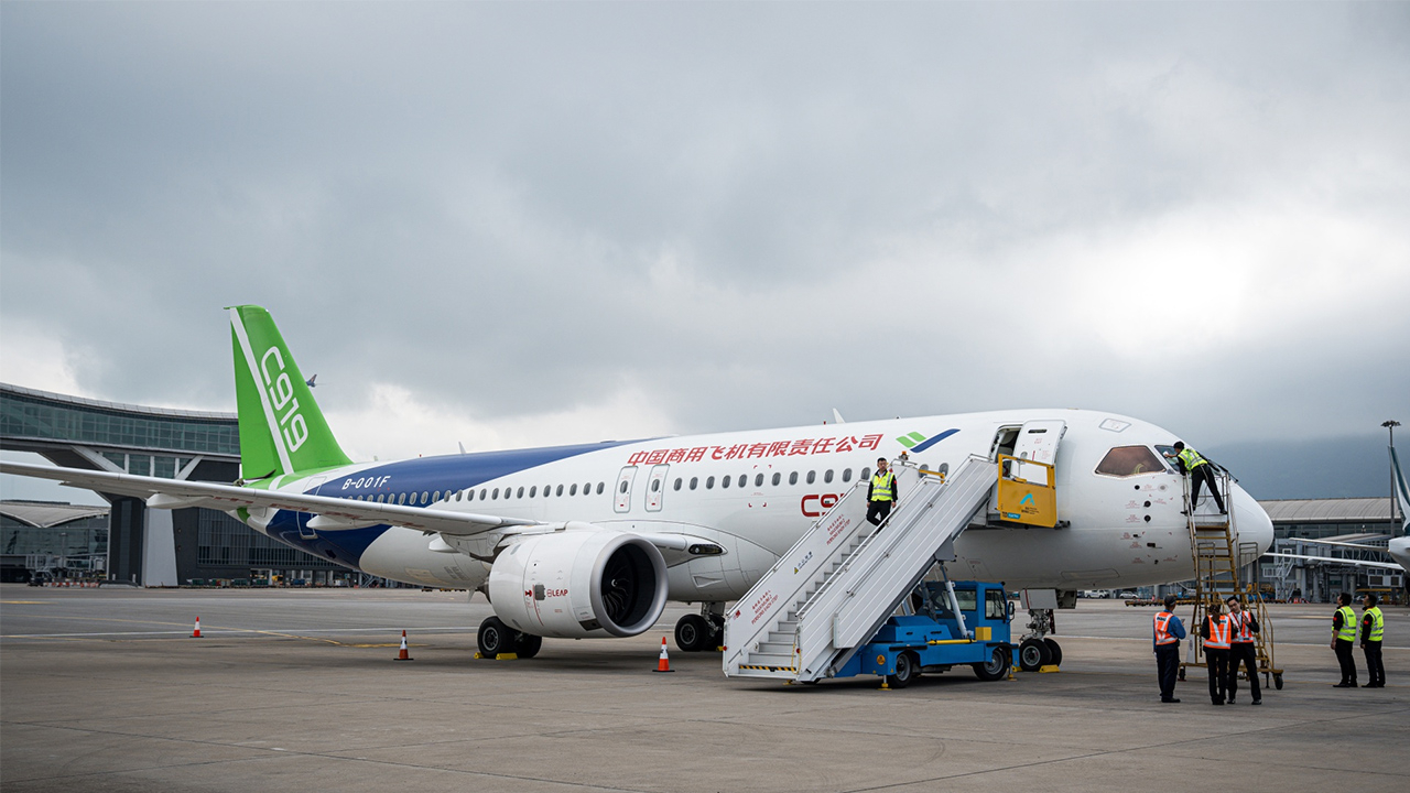 1 / 2 Máy bay Comac C919 của Trung Quốc biểu diễn tại Triển lãm hàng không Singapore - Ảnh AP