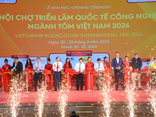 Các đại biểu cắt băng khai mạc Hội chợ Triển lãm Quốc tế công nghệ ngành tôm Việt Nam lần thứ 5 năm 2024