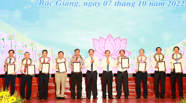 Các đồng chí: Mai Sơn, Phó Chủ tịch Thường trực UBND tỉnh; Nghiêm Xuân Hưởng, Phó Chủ tịch HĐND tỉnh trao danh hiệu doanh nhân Bắc Giang tiêu biểu. 