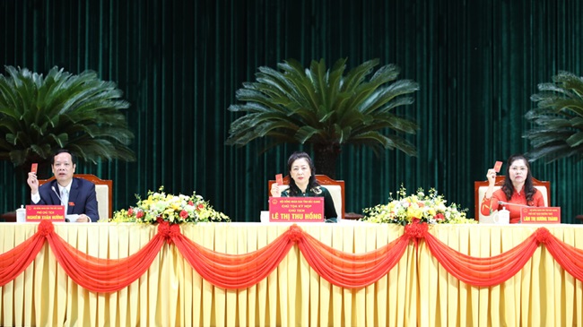 Các đồng chí Thường trực HĐND tỉnh chủ tọa kỳ họp bế mạc. Ảnh:Báo Bắc Giang