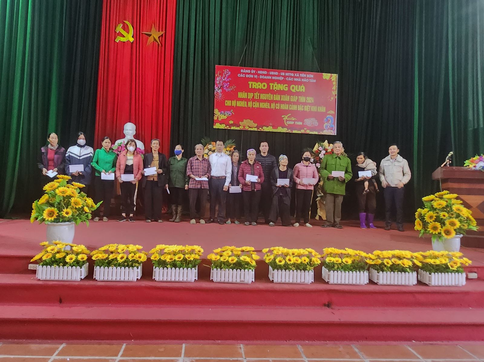 Đại diện Tạp chí Doanh nghiệp và Đầu tư trao 50 suất quà, mỗi suất trị giá 500 nghìn đồng cho các hộ gia đình có hoàn cảnh khó khăn tại xã Tiên Sơn.