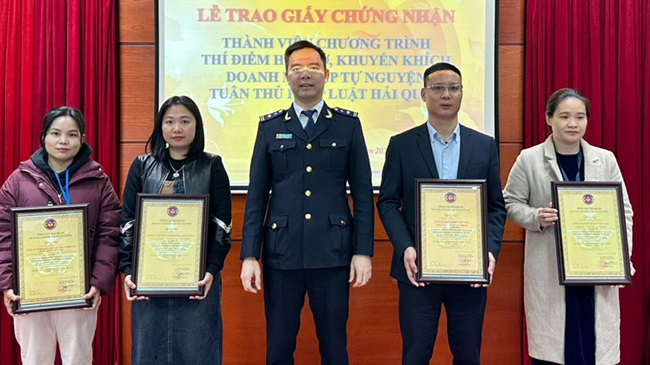 Đại diện 4 doanh nghiệp được trao giấy chứng nhận tự nguyện tuân thủ pháp luật hải quan. Ảnh:BBG