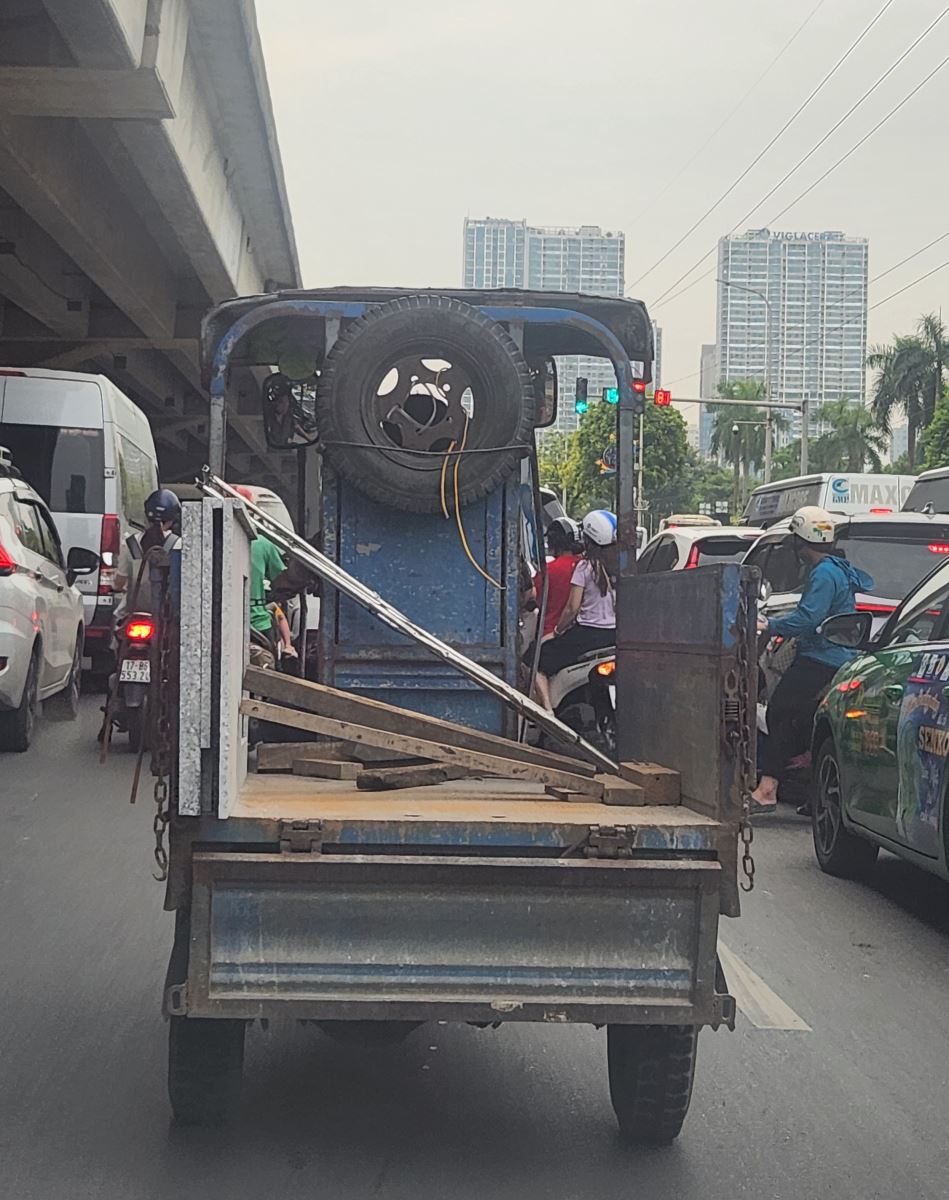 Một chiếc xe ba bánh di chuyển trên đường Phạm Hùng, sáng ngày 6/9/2024