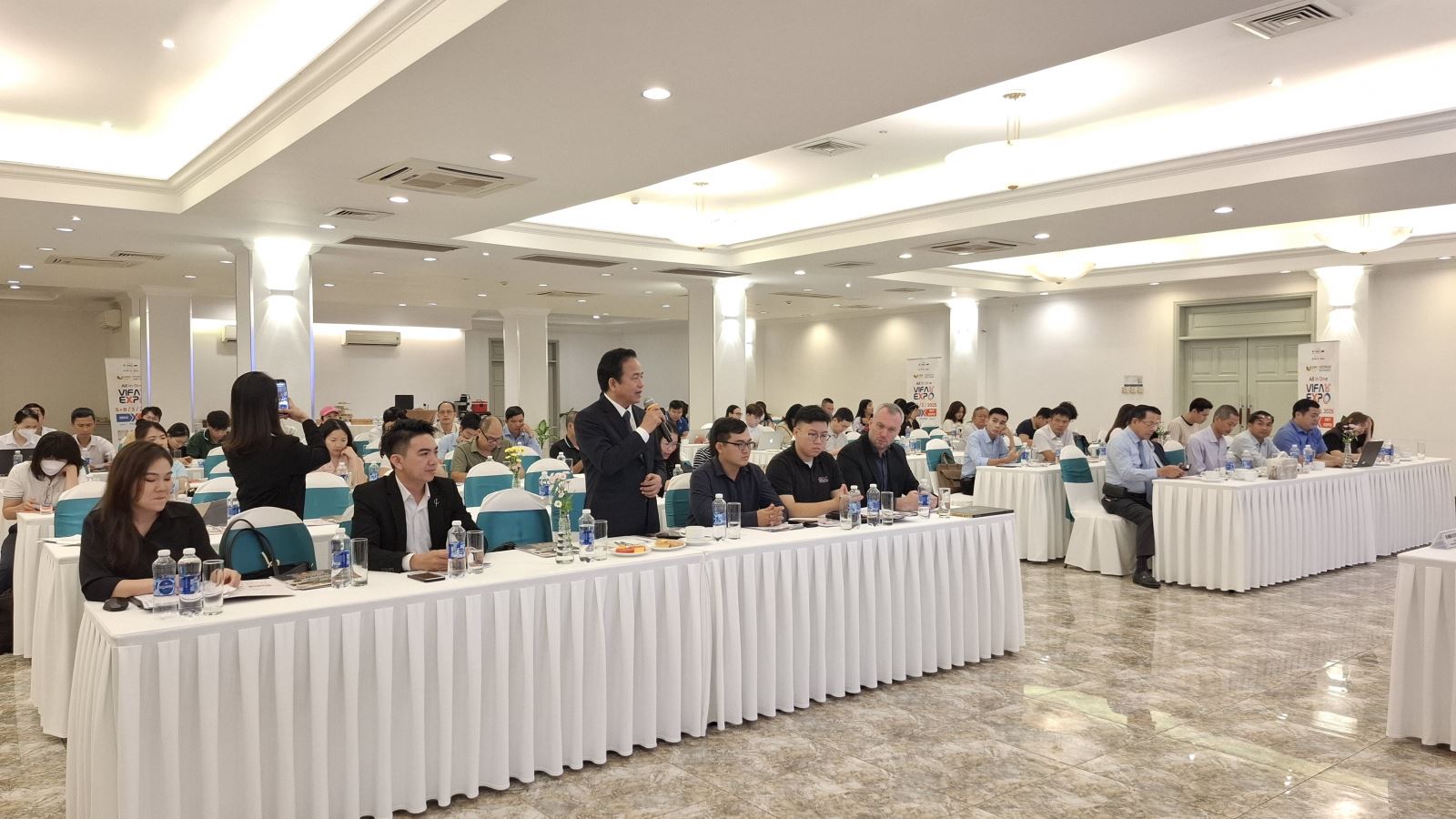 Sự kiện triển lãm thu hút sự tham gia của nhiều doanh nghiệp lớn trong và ngoài nước (Trong ảnh là Ông Trần Văn Lê - Giám đốc Công ty TNHH Sản xuất Cơ điện và Thương mại Phương Linh) 