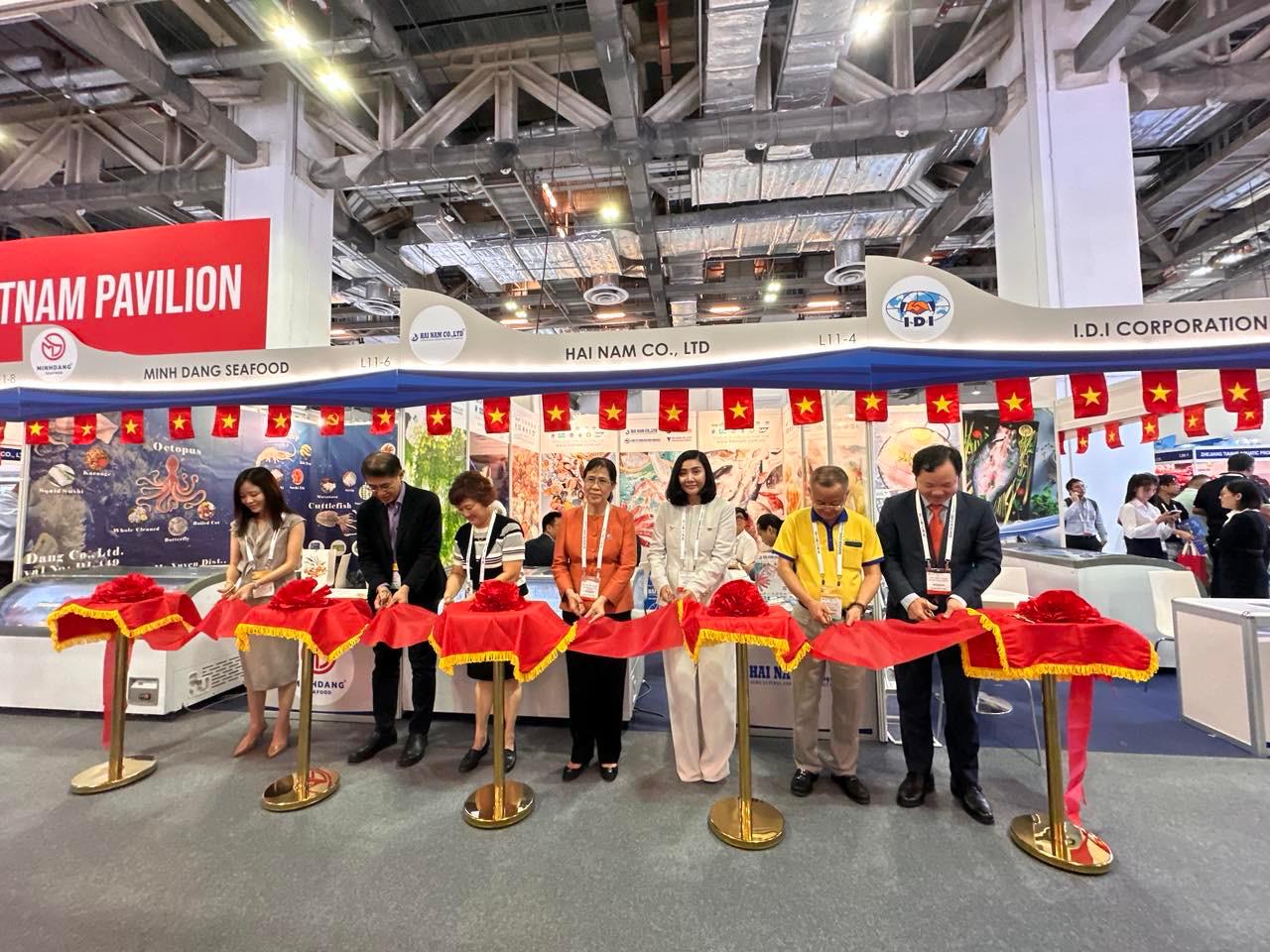 Cắt băng khai mạc gian hàng Việt Nam tại  triển lãm SEAFOOD EXPO ASIA Singapore 2024