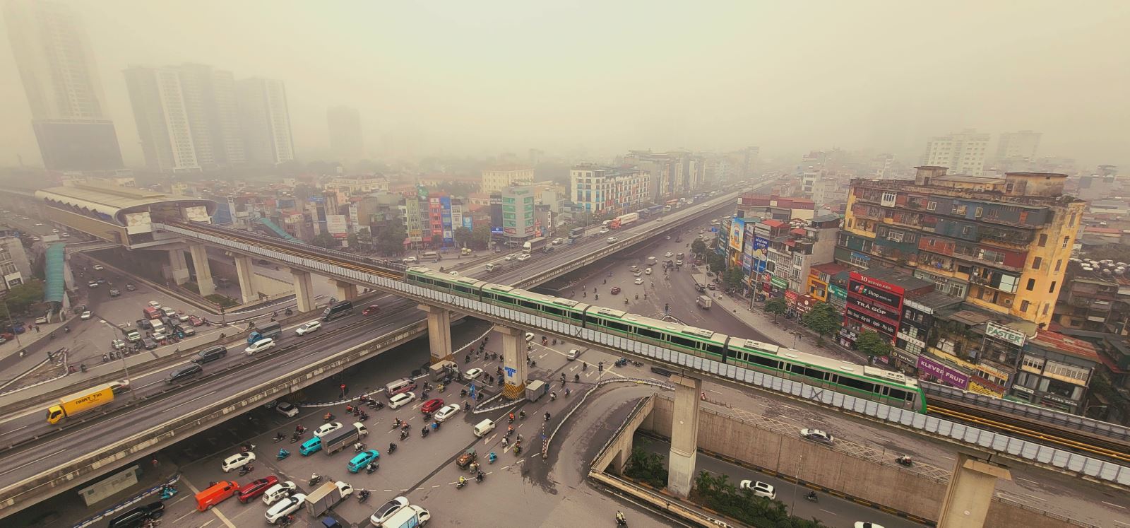 Sáng 21/2, Hà Nội tiếp tục chìm trong sương mờ dày đặc