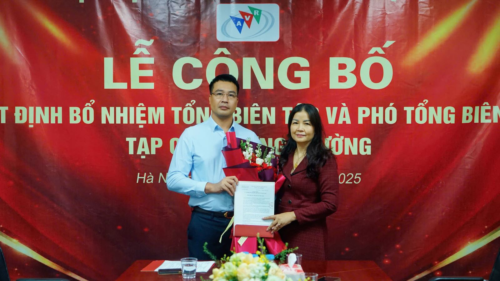 Bà Trần Thị Phương Lan trao Quyết định bổ nhiệm chức vụ Phó Tổng Biên tập cho Nhà báo Đinh Duy Hùng.