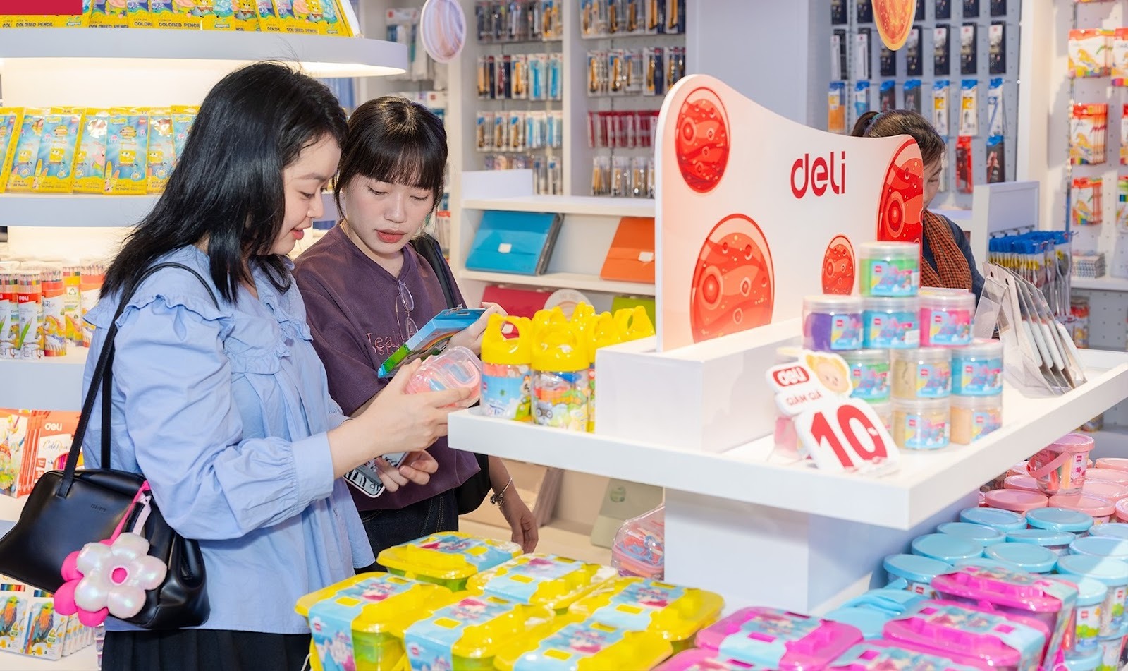 Song song với hoạt động tại chỗ, doanh nghiệp tăng cường kênh tương tác số, đặc biệt là livestream – hình thức đã trở thành một phần quen thuộc trong hành vi mua sắm của thế hệ Z