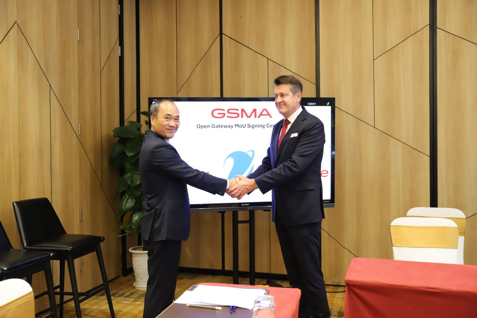 Ảnh: Ông Vũ Văn Triệu, Phó Tổng giám đốc VNPT-Media và Ông Julian Gorman, Giám đốc khu vực Châu Á, Thái Bình Dương của GSMA