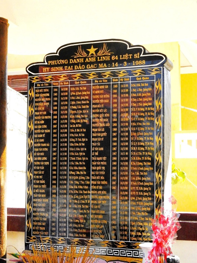 Bia phương danh anh linh 64 Liệt sĩ hy sinh trên đảo Gạc Ma, Trường Sa ngày 14-3-1988 tại Chùa trên Đảo Sinh Tồn.