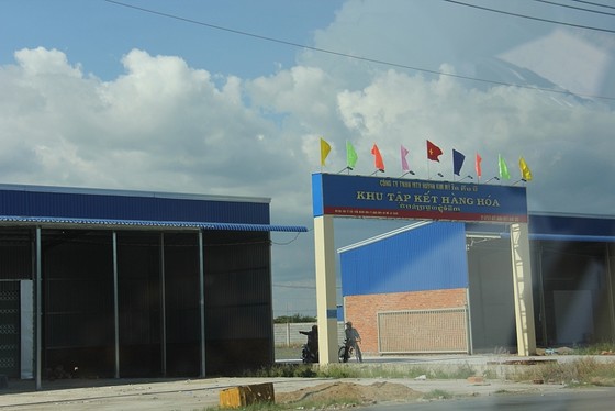 Một khu tập kết hàng xuất nhập khẩu tại cửa khẩu Khánh Bình. Ảnh: Báo An Giang