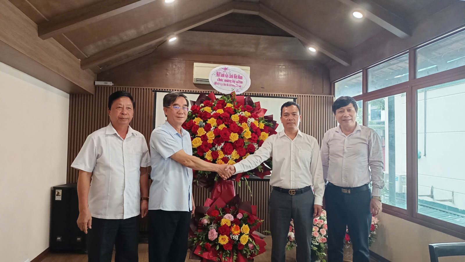 Lãnh đạo Hội Sinh vật cảnh Việt Nam trao quyết định và chúc mừng Nhà báo – ThS Lê Doãn Hưng được bổ nhiệm giữ chức Phó Tổng Biên tập, phụ trách Tạp chí Việt Nam Hương Sắc