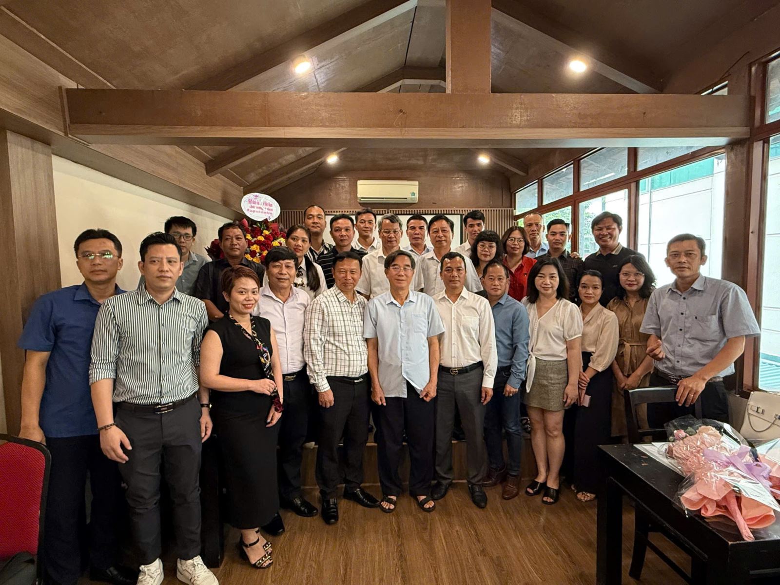 Lãnh đạo Hội Sinh vật cảnh Việt Nam và toàn thể cán bộ, biên tập viên Tạp chí Việt Nam hương sắc chụp ảnh lưu niệm tại buổi lễ công bố Quyết định bổ nhiệm Phó Tổng biên tập”